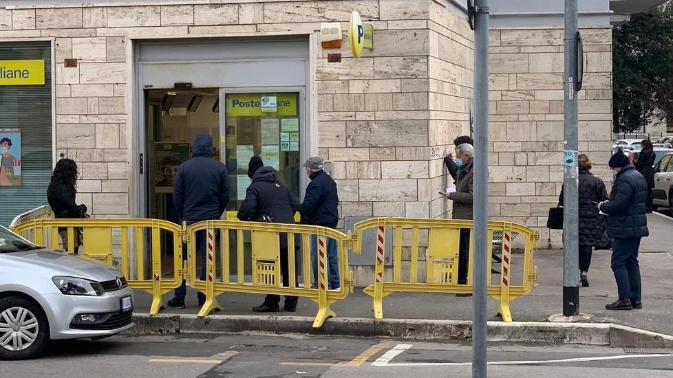 Poste, utenti infuriati tra litigi e gavettoni. I sindacati all’azienda: «Riaprite gli uffici»