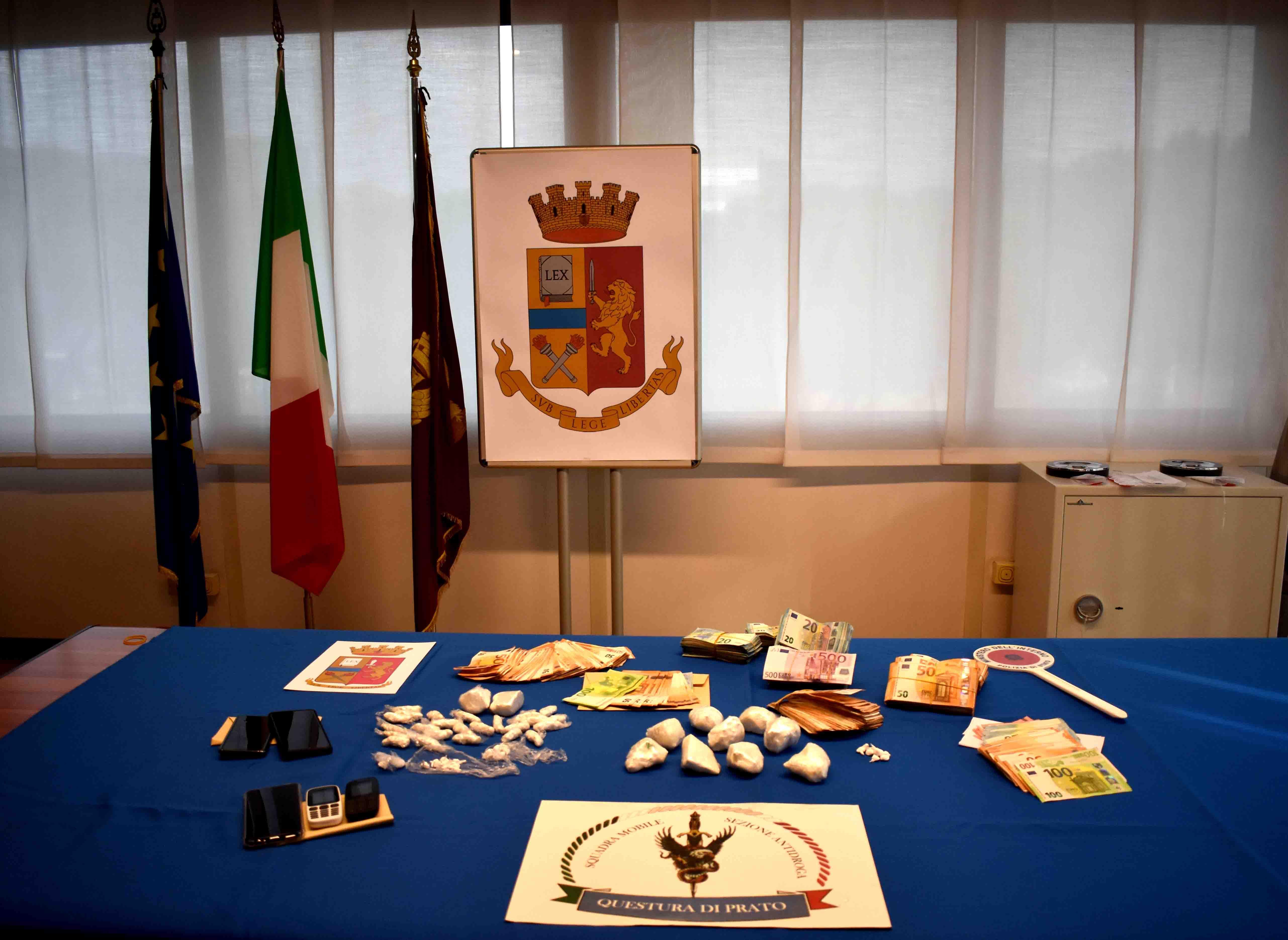 La droga e il denaro contante sequestrati dalla polizia