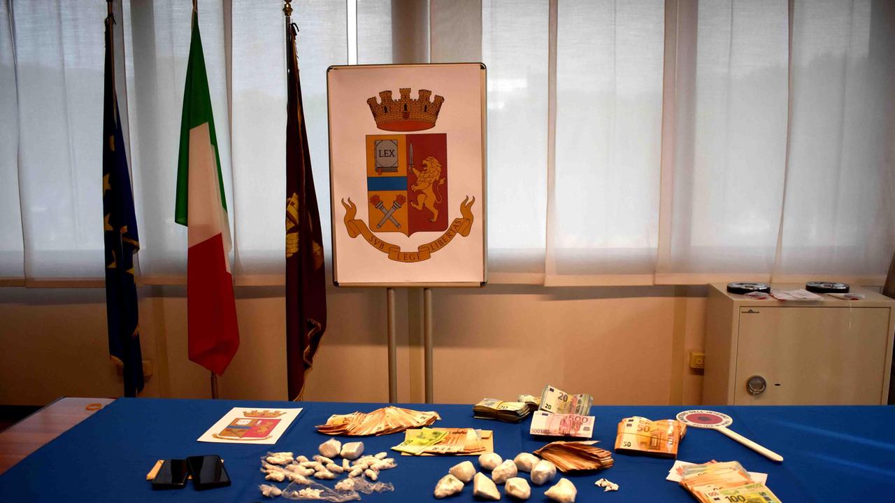 La droga e il denaro contante sequestrati dalla polizia