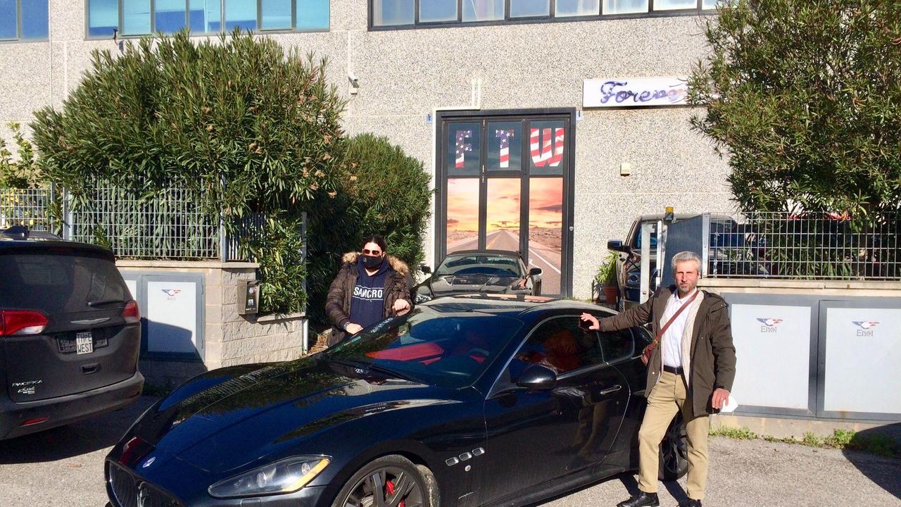 A sinistra Dario D'Erasmo e a destra il suo avvocato Luciano Lorusso davanti alla Forever Free (foto Michele Falorni/Silvi)