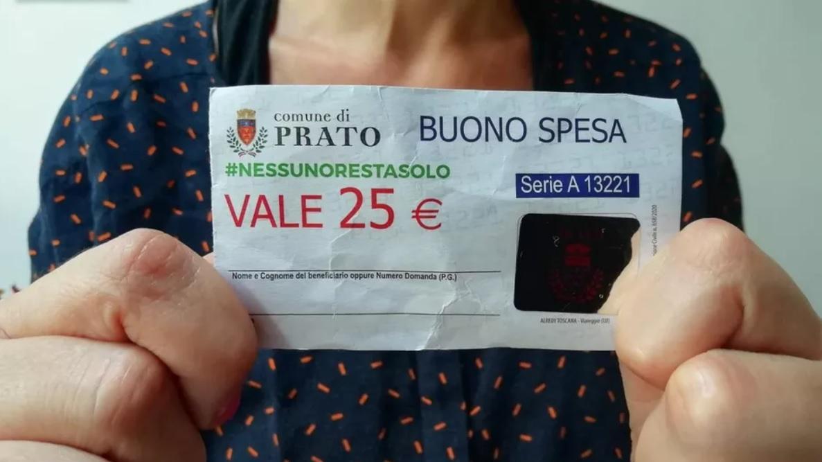 Un buono spesa erogato dal Comune di Prato nei mesi scorsi (foto d'archivio)