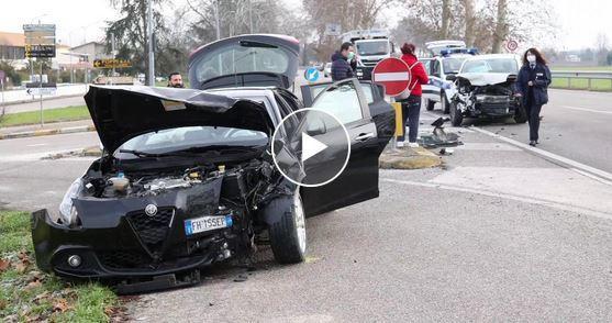 Vigarano Pieve, scontro tra auto: ferite due persone