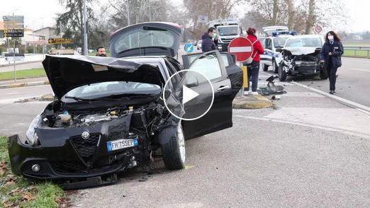 Vigarano Pieve, scontro tra auto: ferite due persone