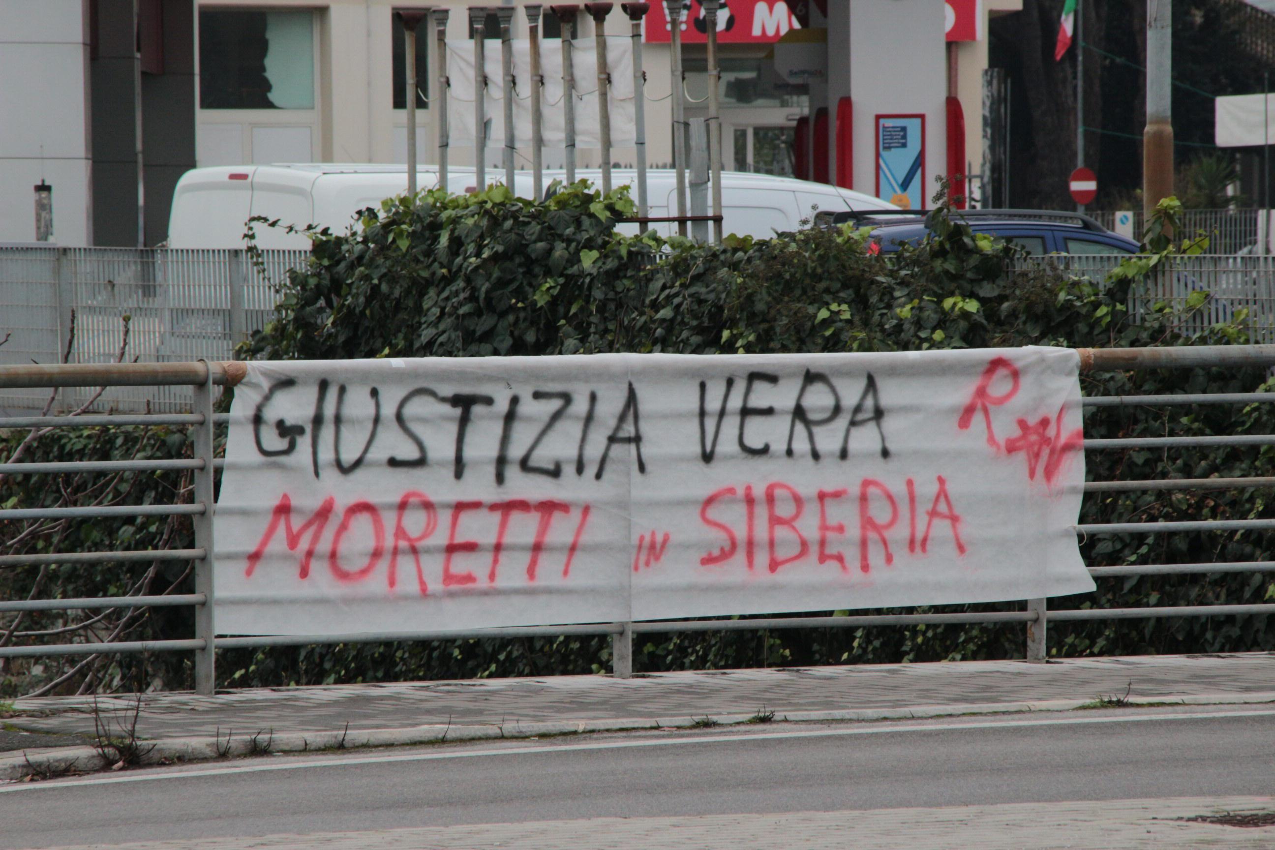 Uno degli striscioni apparsi in città
