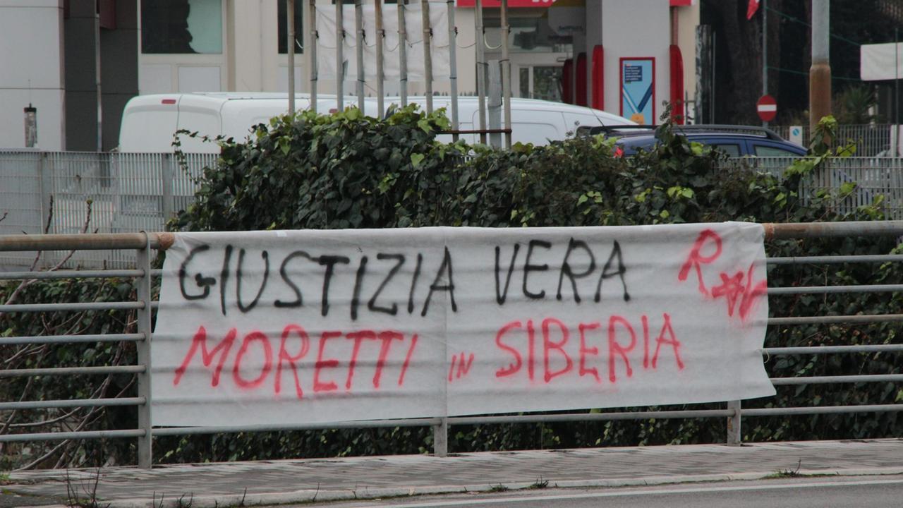 Uno degli striscioni apparsi in città