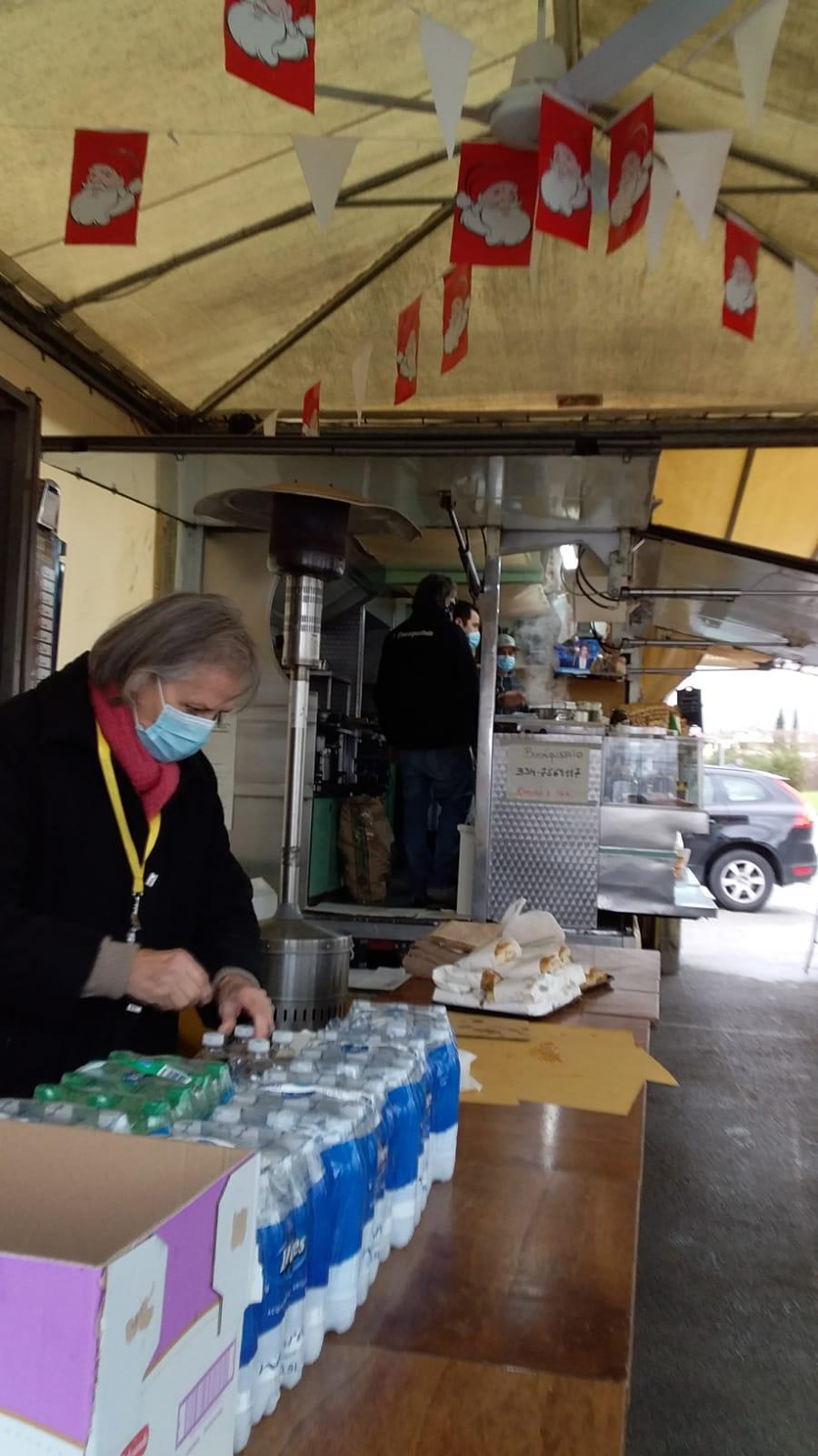 La preparazione dei pasti al chiosco "Il Buongustaio" a Montelupo Fiorentino