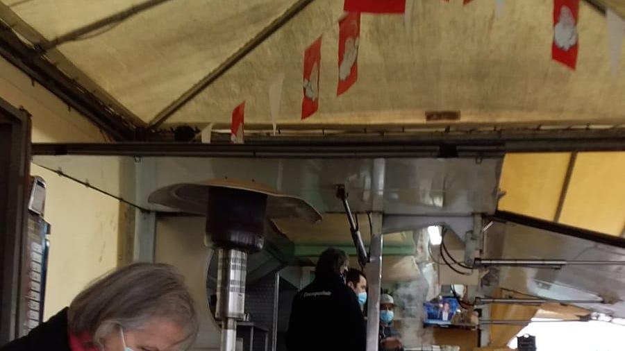 La preparazione dei pasti al chiosco "Il Buongustaio" a Montelupo Fiorentino