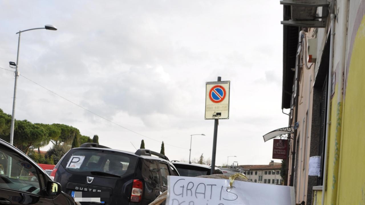 Il “cesto sospeso” davanti alla tabaccheria di Silvia Barsotti