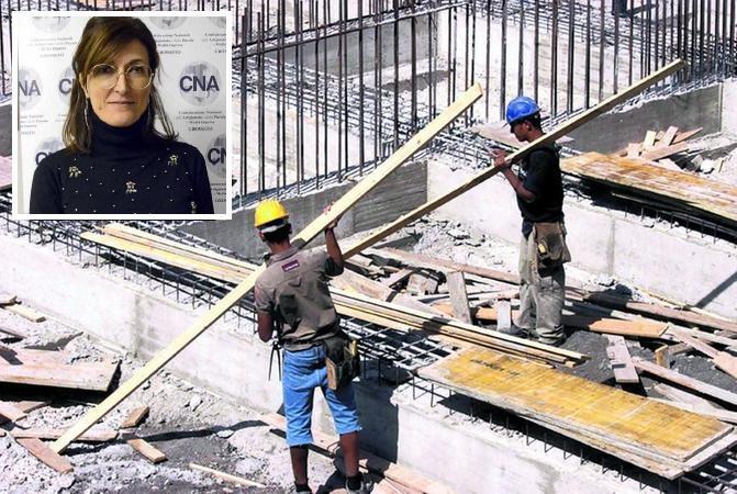Un cantiere edile e, nel riquadro, la direttrice della Cna di Grosseto Annarita Bramerini