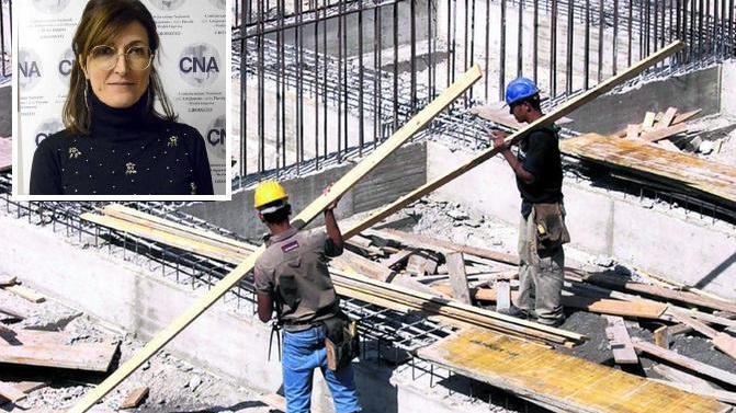 Un cantiere edile e, nel riquadro, la direttrice della Cna di Grosseto Annarita Bramerini