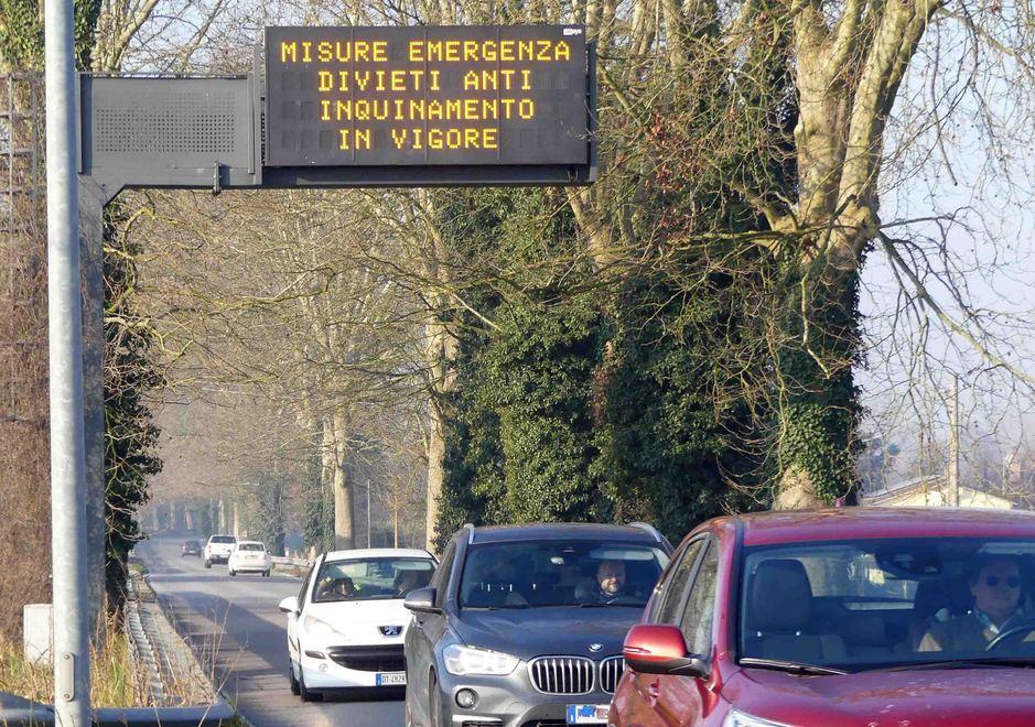 Smog, fermi da lunedì gli Euro 2 a benzina. A Ferrara e Cento blocco fino al 30 aprile 