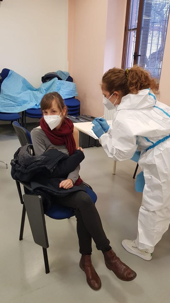 Il ministero: "Unica dose entro 6-12 mesi ai guariti dal Covid" 