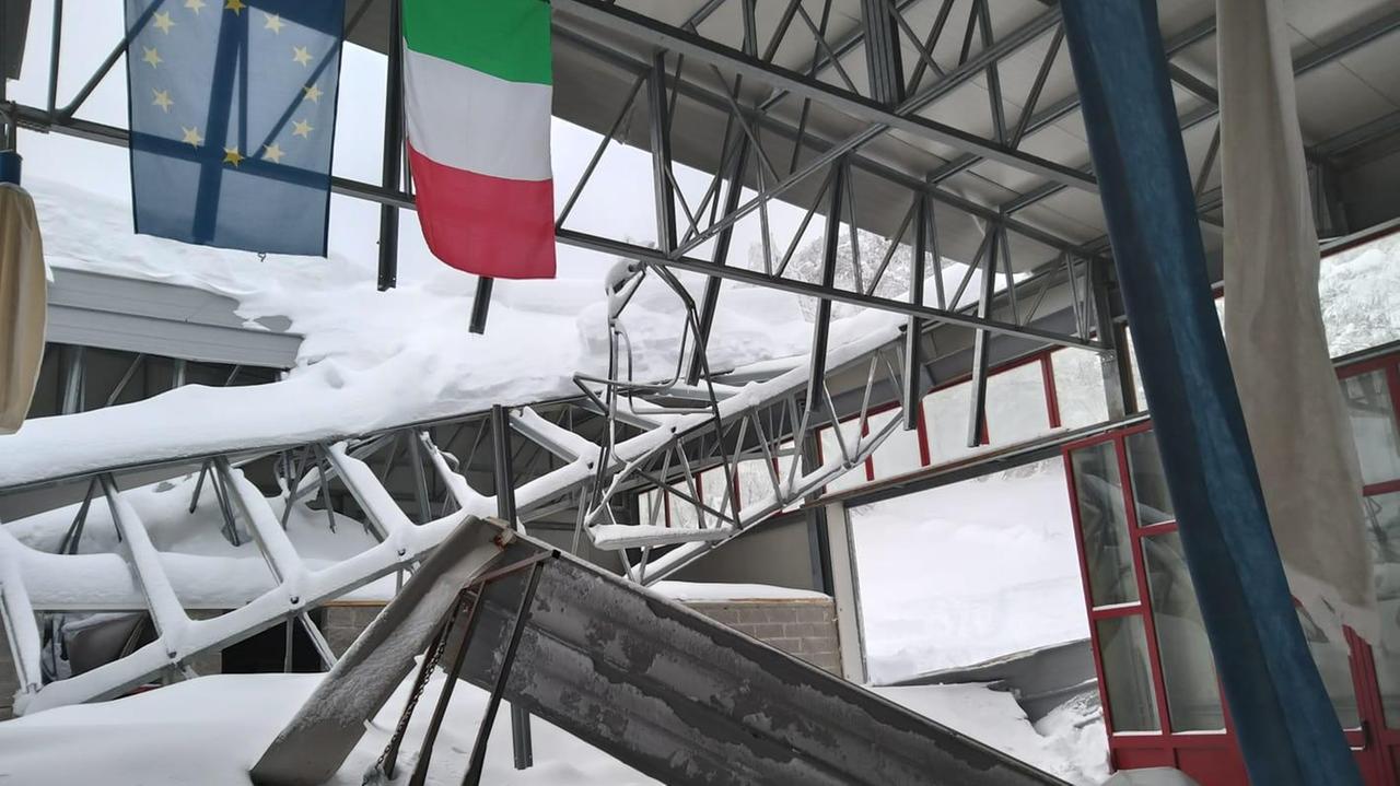 Crolla per la neve parte del tetto del Pala Zum a Zum Zeri, non ci sono feriti