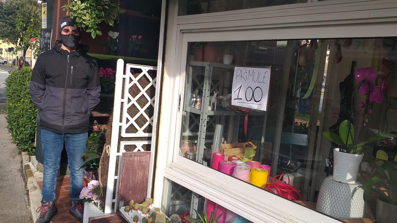 Il fioraio davanti al suo negozio