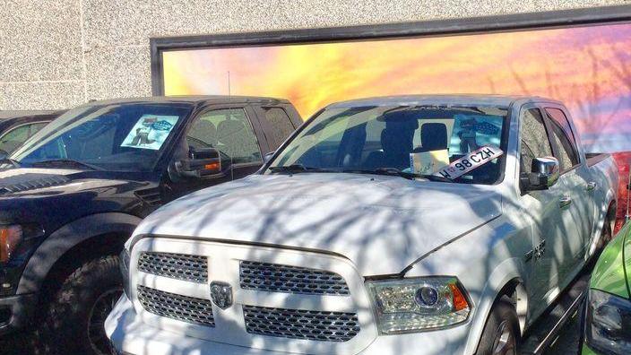 La Dodge Ram di Roberto Agus con la targa doganale sul parabrezza (foto Michele Falorni)