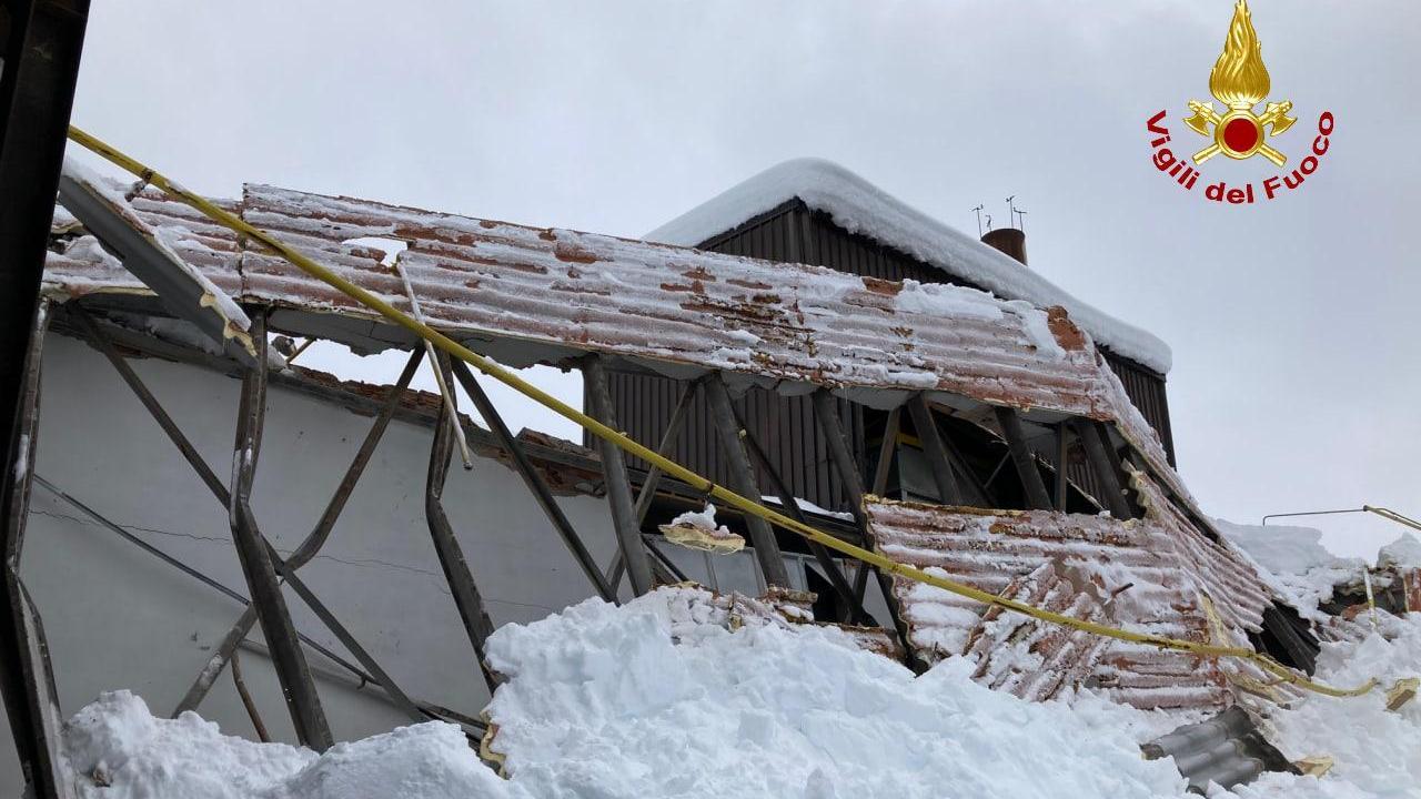 Frassinoro, copertura di un'azienda ceramica crolla sotto il peso della neve