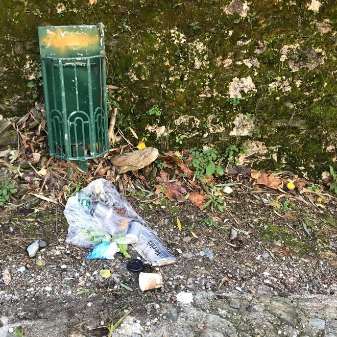 Rifiuti abbandonati sulla salita per la Rocca