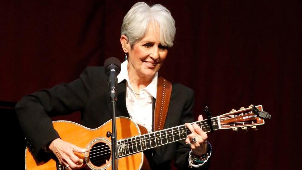 Gli 80 anni di Joan Baez fra canzoni, attivismo e i suoi quadri in mostra
