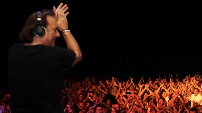 L’addio a Riccardo Cioni cantando la sua hit