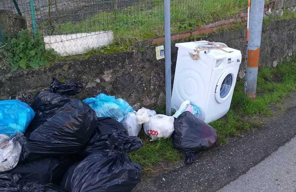 Proteste per la lavatrice abbandonata a Treggiaia