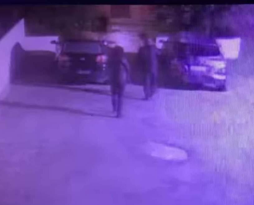 Sorprende in casa i banditi incappucciati e li mette in fuga 