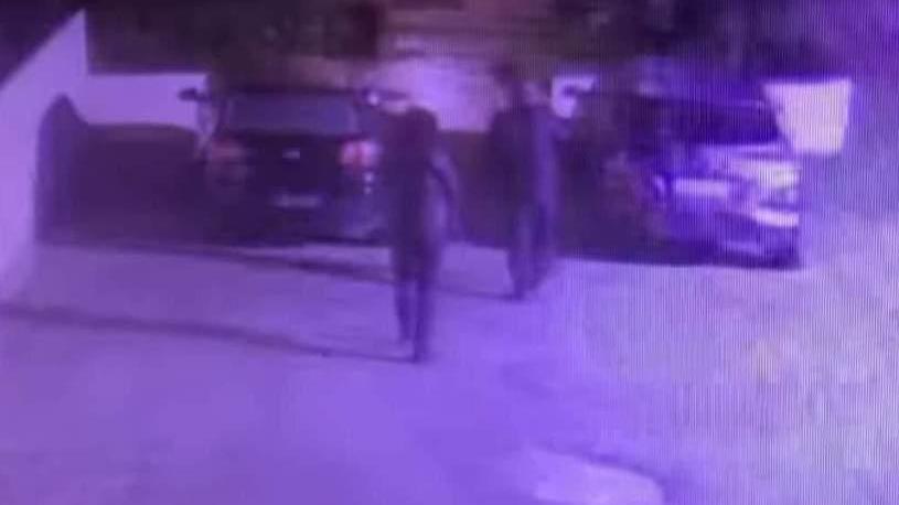 Sorprende in casa i banditi incappucciati e li mette in fuga