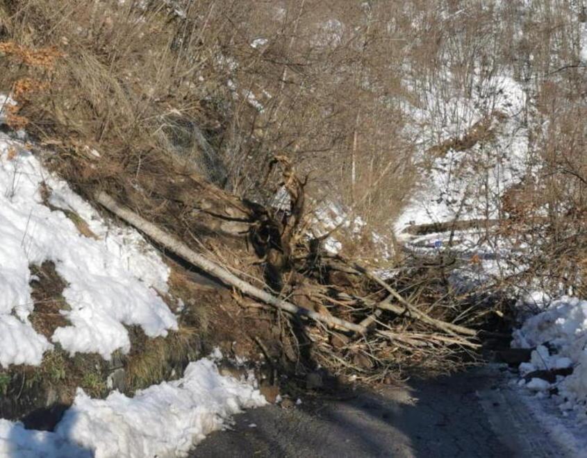 Riaperta al transito la Statale 12 ma una frana blocca la Lizzanese 