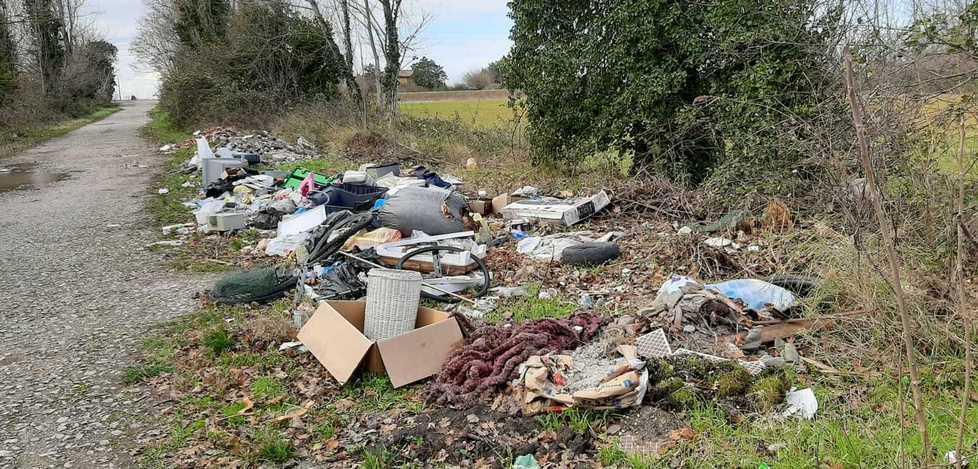 Rifiuti abbandonati fuori dai cassonetti Residenti esasperati 