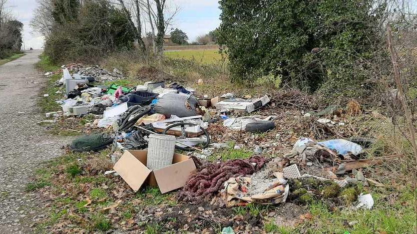 Rifiuti abbandonati fuori dai cassonetti Residenti esasperati