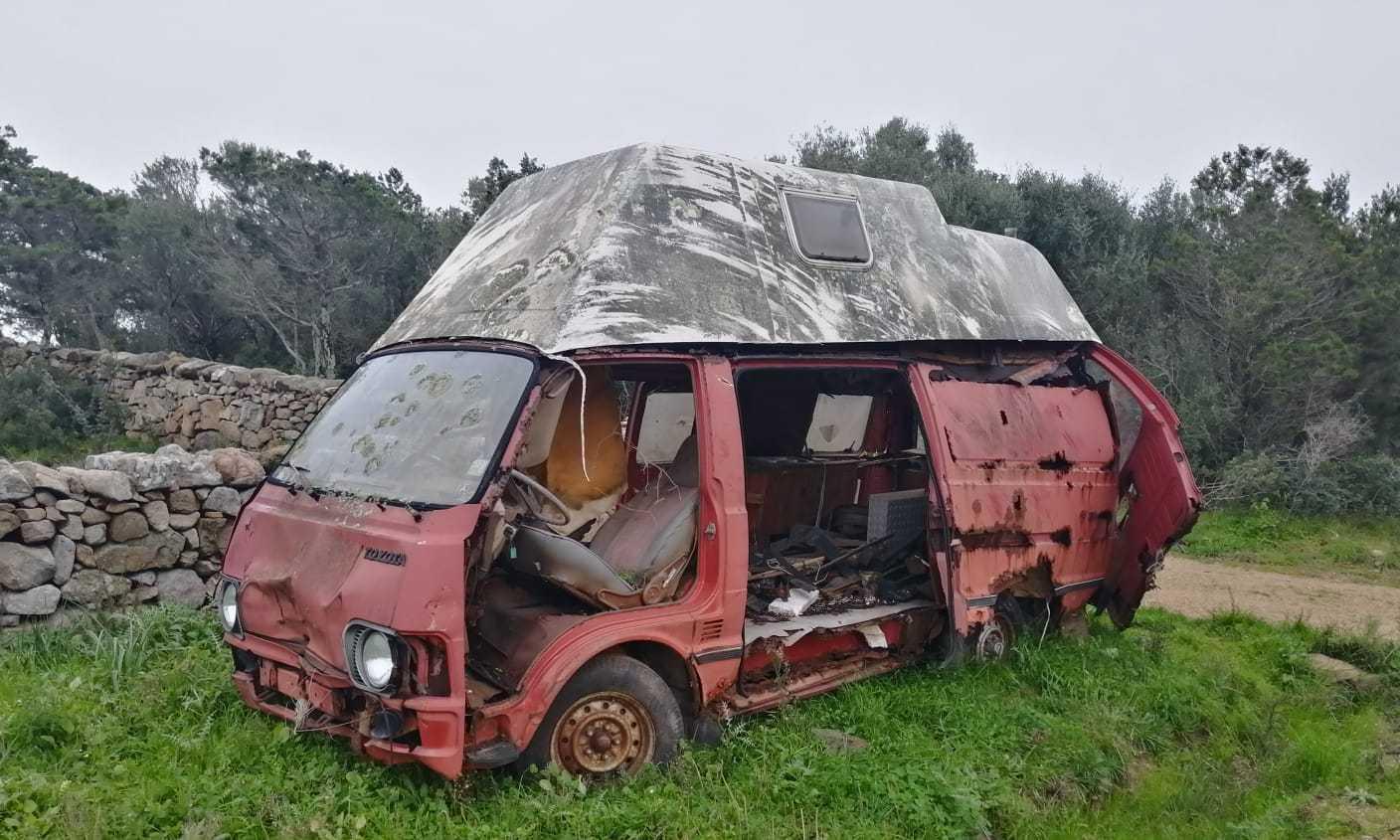 Furgone cannibalizzato sulla strada
