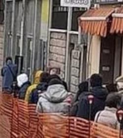 Orari ridotti e lunghe file esposto contro le Poste 