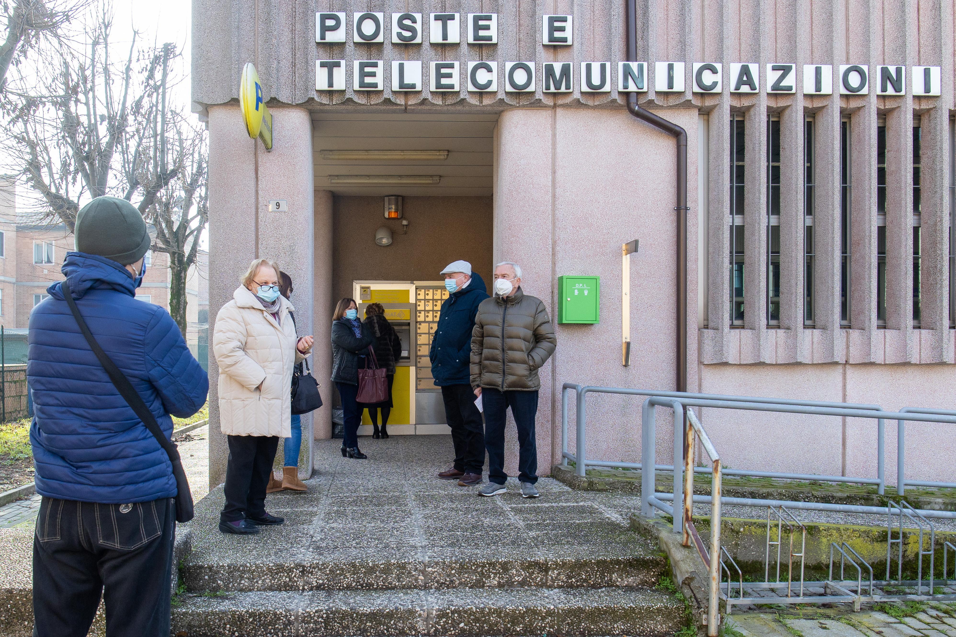 Poste sotto accusa: disservizi e disagi nel Ferrarese. Lunghe code e utenti fuori al freddo 