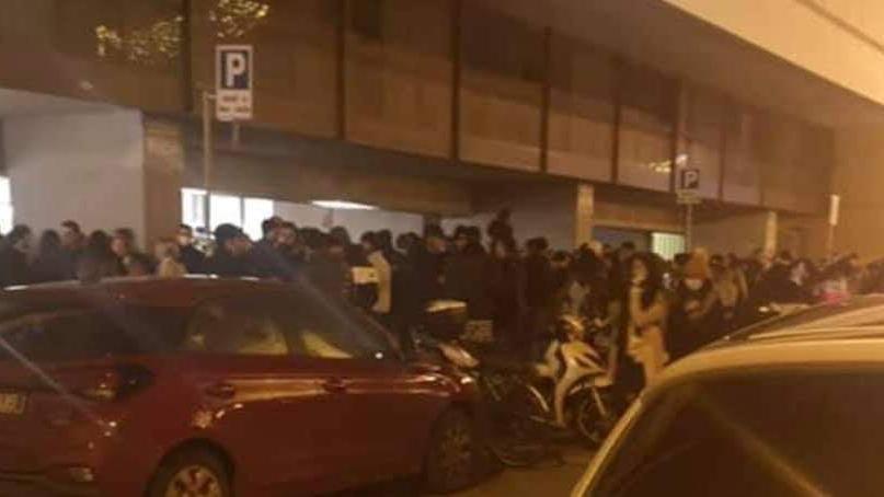Centinia di ragazzi assembrati in via Roma venerdì sera
