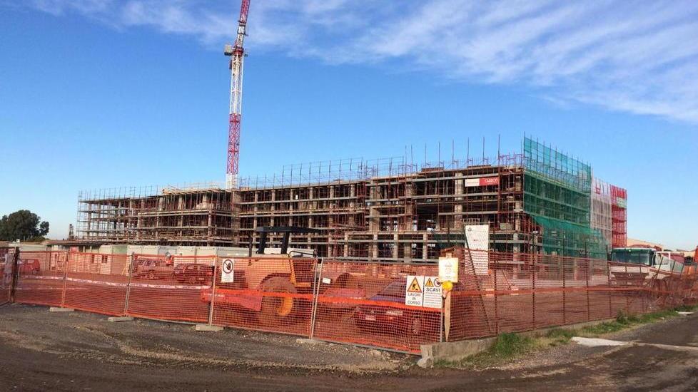 Nel cantiere di lavoro si vede lo scheletro della futura casa di riposo in località Paratino a Cecina (Foto Michele Falorni/Silvi)