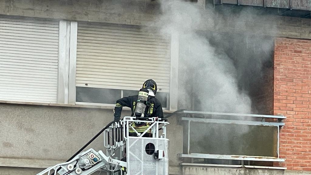 I vigili del fuoco mentre entrano nell'appartamento