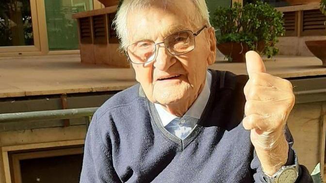 Lionello Lupi sorridente, mentre fa il gesto dell’ok con il pollice in una foto recente