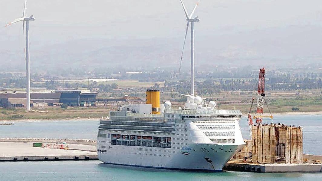 La nave Costa Victoria ormeggiata alla banchina Pim