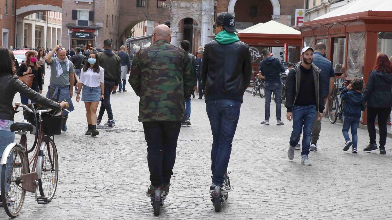 Ferrara, tutti in monopattino: a marzo partirà il servizio sharing in 14 punti della città
