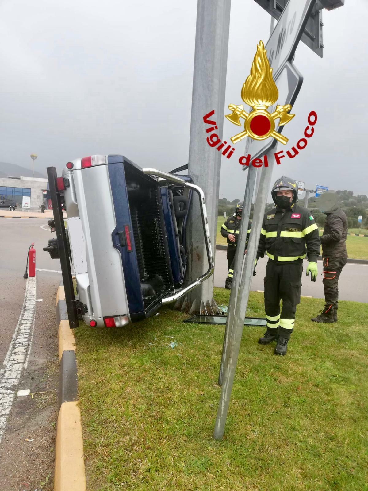Olbia, perde il controllo dell'auto alla rotatoria e sbatte su un grosso palo: giovane illeso