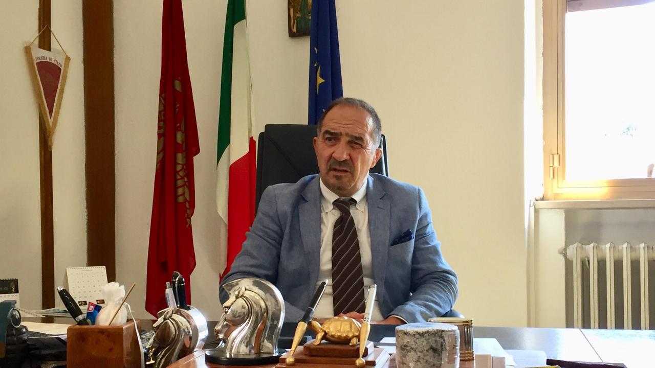 Il questore Lorenzo Suraci nel suo ufficio (foto d'archivio)