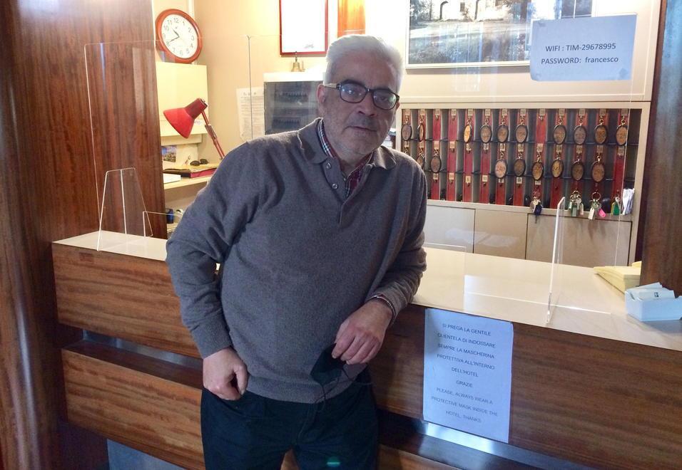 Albergatore accoglie gratis i senzatetto di Cecina nel suo hotel e la parrocchia lo aiuta nelle spese 