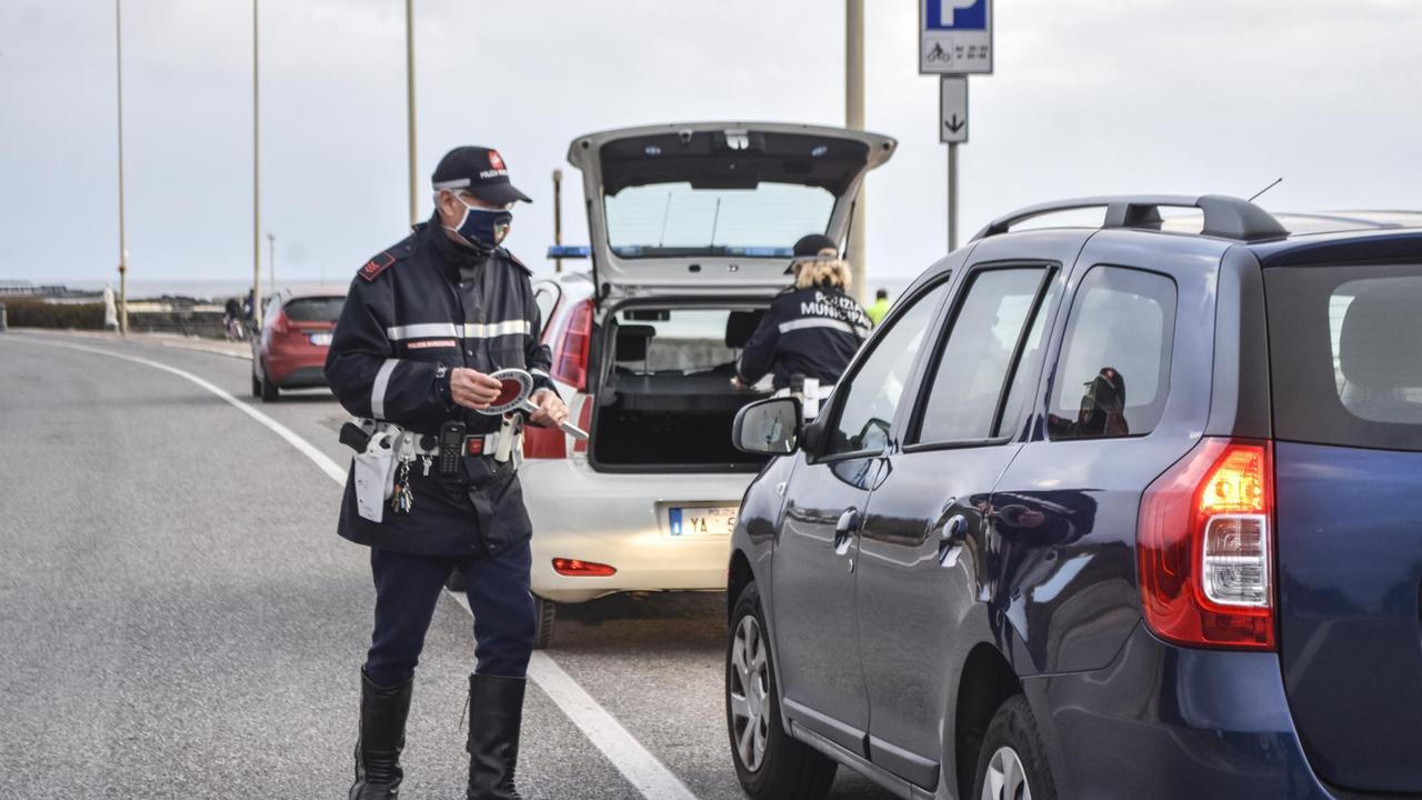 Agenti della polizia municipale di Livorno (foto Michele Silvestri)