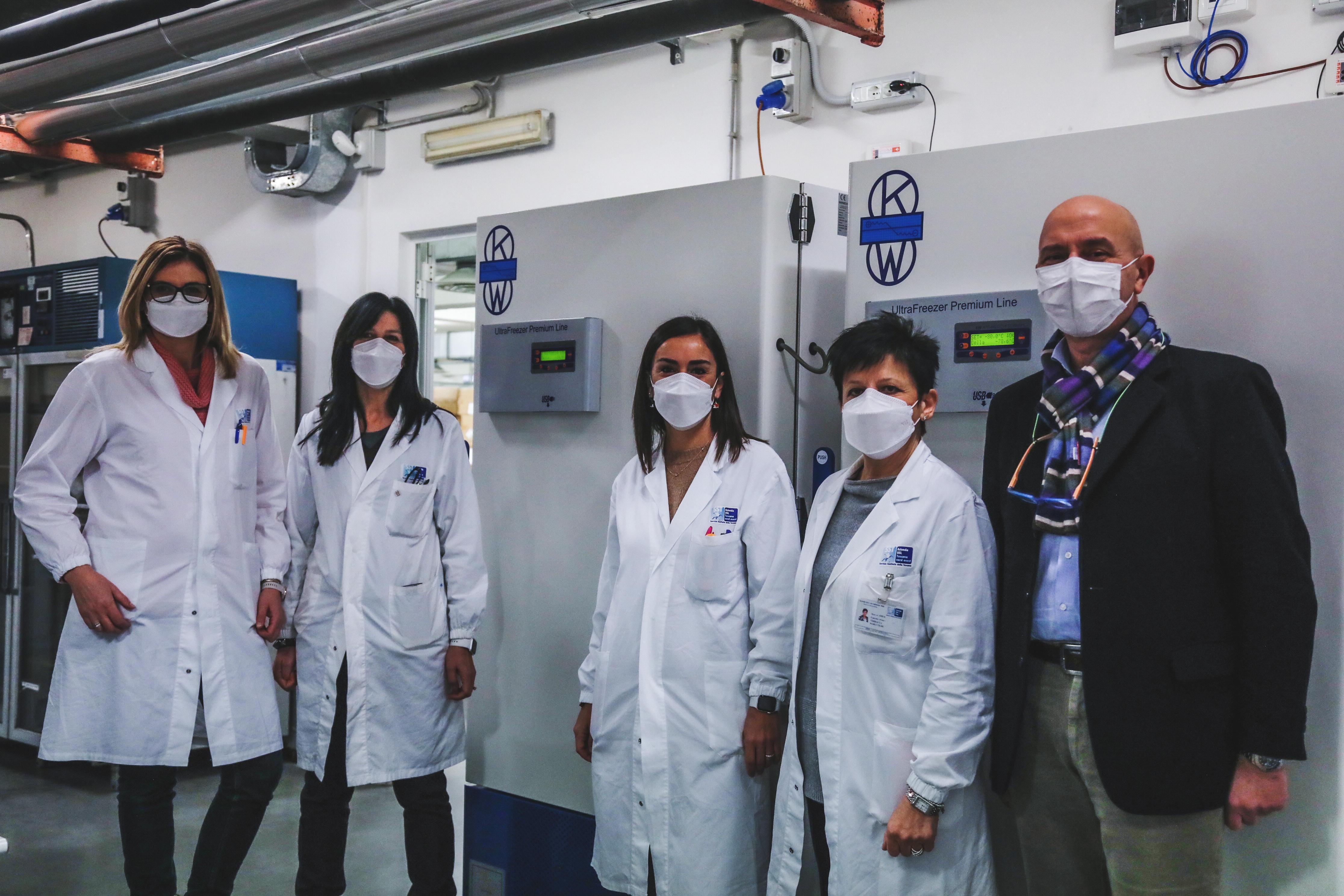 Il direttore del dipartimento del farmaco Giuseppe Taurino con le farmaciste dell'ospedale di Livorno guidate dalla direttrice Francesca Azzena, davanti ai due ultra-congelatori in cui sono conservati i vaccini della Pfizer