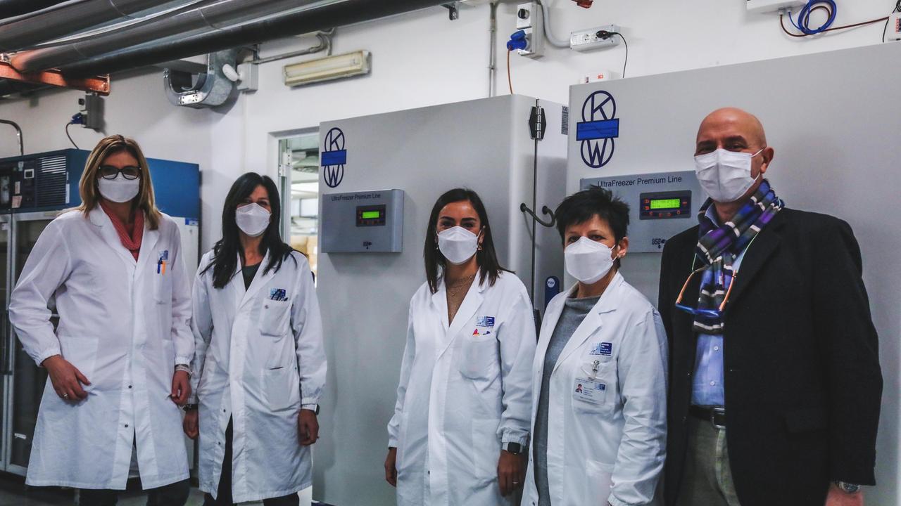Il direttore del dipartimento del farmaco Giuseppe Taurino con le farmaciste dell'ospedale di Livorno guidate dalla direttrice Francesca Azzena, davanti ai due ultra-congelatori in cui sono conservati i vaccini della Pfizer