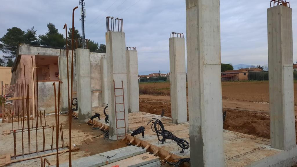 Il cantiere per la costruzione di tre nuove cappelle nel cimitero di Pagnana