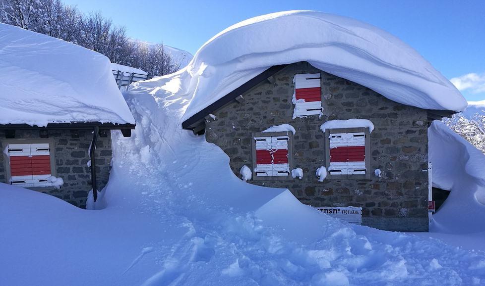 La neve al Rifugio Battisti ha ormai sommerso la struttura. Venerdì il primo intervento per liberare la centralina da parte dei gestori. Mentre intorno il paesaggio regala scenari suggestivi