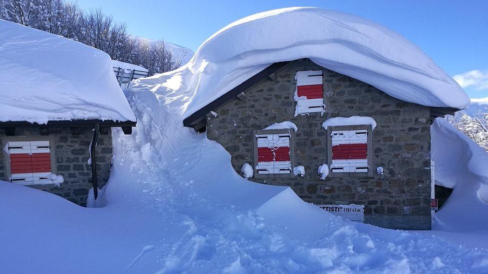 La neve al Rifugio Battisti ha ormai sommerso la struttura. Venerdì il primo intervento per liberare la centralina da parte dei gestori. Mentre intorno il paesaggio regala scenari suggestivi