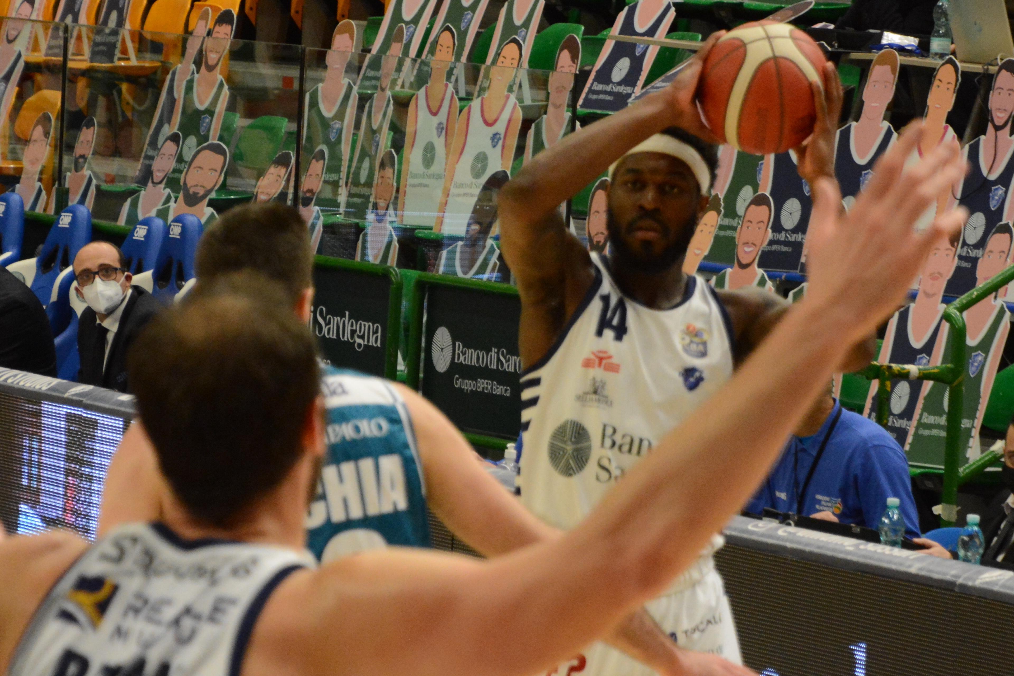 Grande gara al Palaserradimigni Dinamo-Cantù (foto Mauro Chessa)