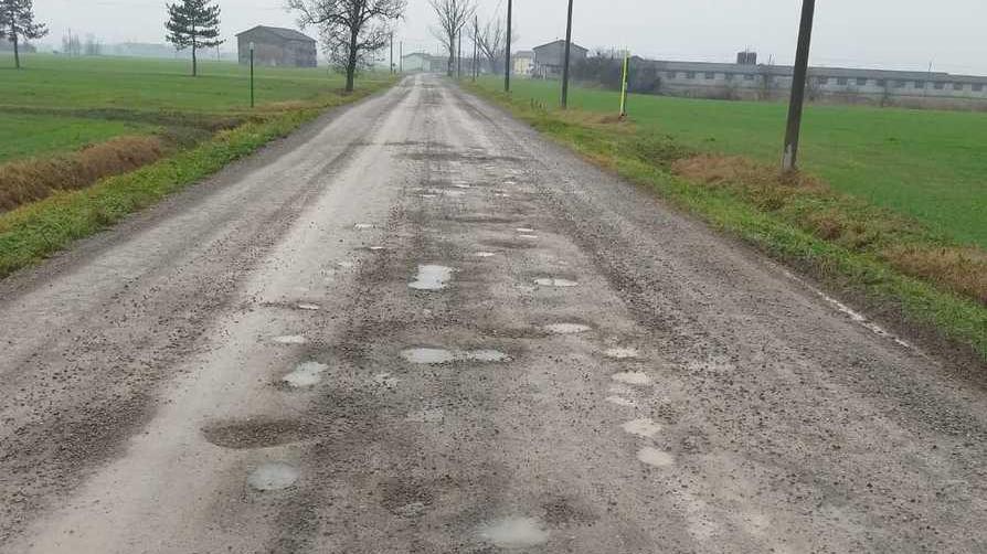 Via Ronchi a Fosdondo costellata di buche