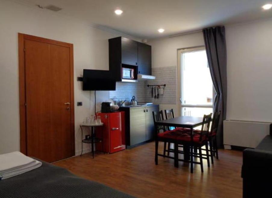Una delle 12 mini-suite della residenza turistico-alberghiera Montecatini Suites Rta in via San Michele.
